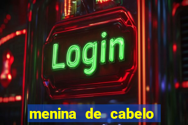 menina de cabelo cacheado fake no espelho