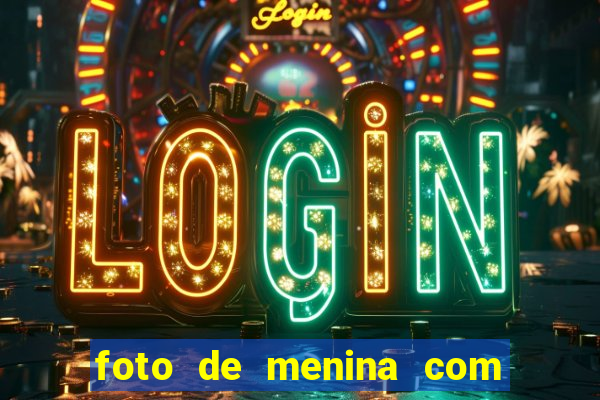 foto de menina com cabelo cacheado no espelho
