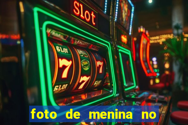 foto de menina no espelho cacheada
