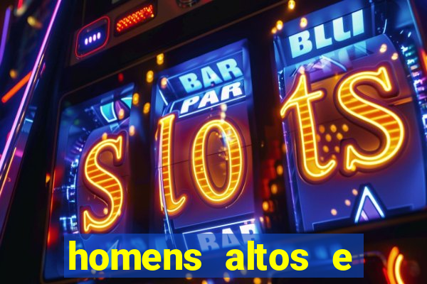 homens altos e magros pelados