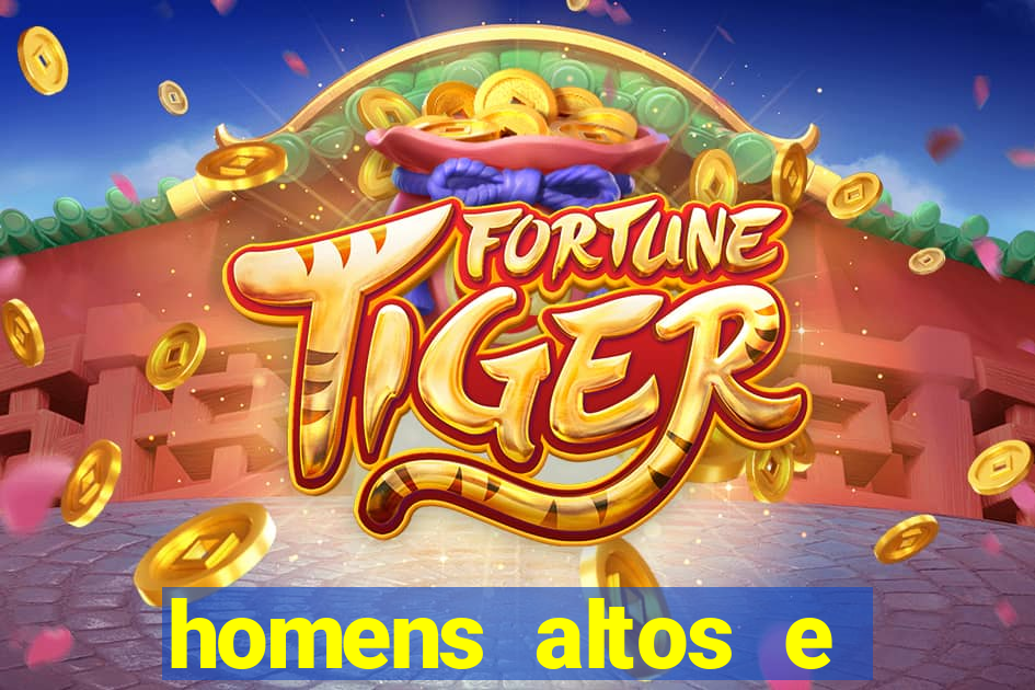 homens altos e magros pelados