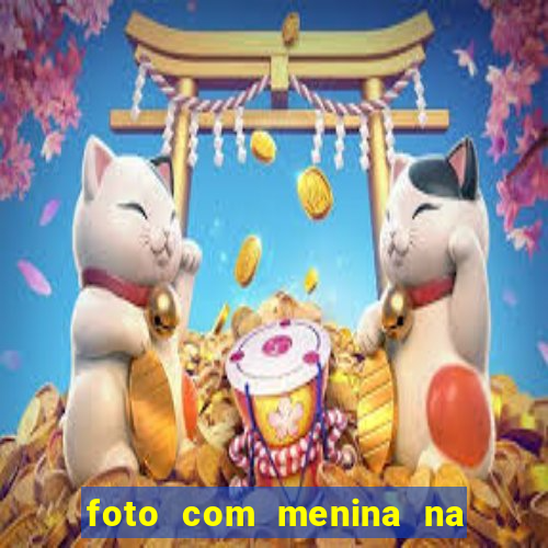 foto com menina na cama fake