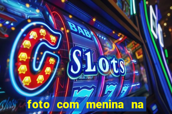 foto com menina na cama fake
