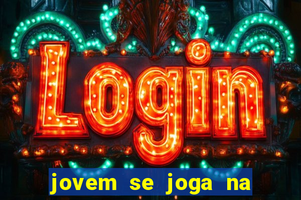 jovem se joga na linha do trem 2024